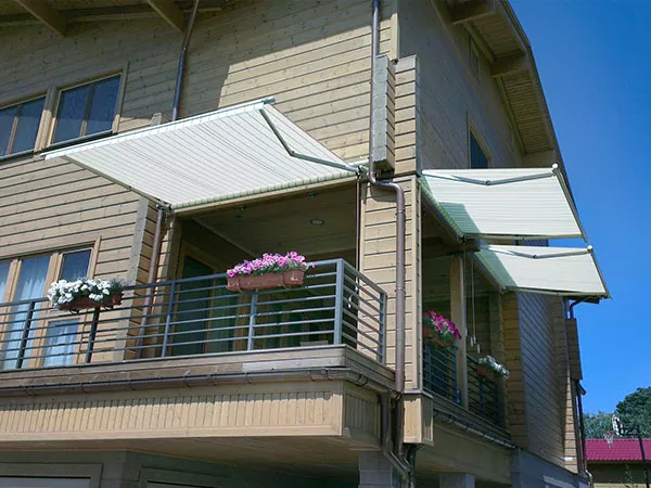 Den korrekte måde at åbne en fuld kassette markise på.