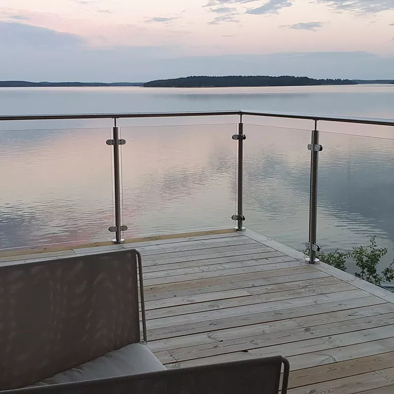 Hvordan glasrækværk forbedrer sikkerhed og design i moderne rum?