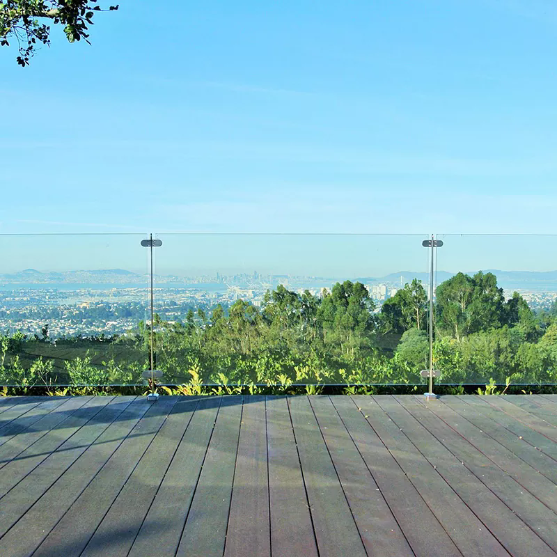 Hvordan former glasrækværk nutidige arkitektoniske sikkerhedsstandarder?