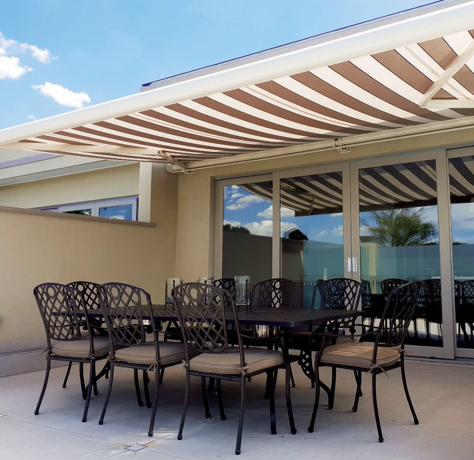 Hvad er forskellen mellem åben og lukket kassettemarkise?