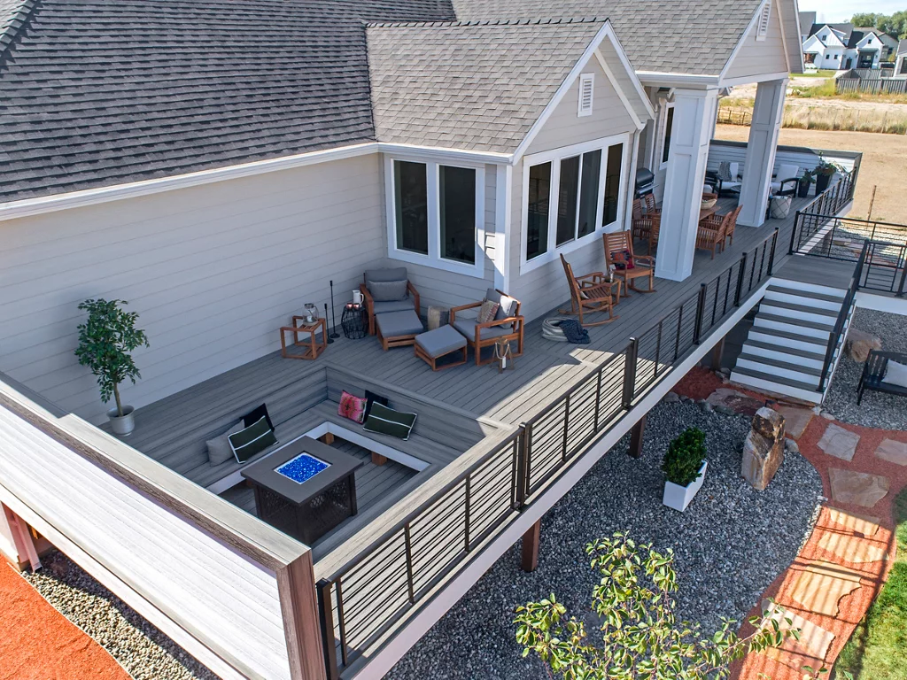 Hvordan rengøres og vedligeholdes dæksrækværket?