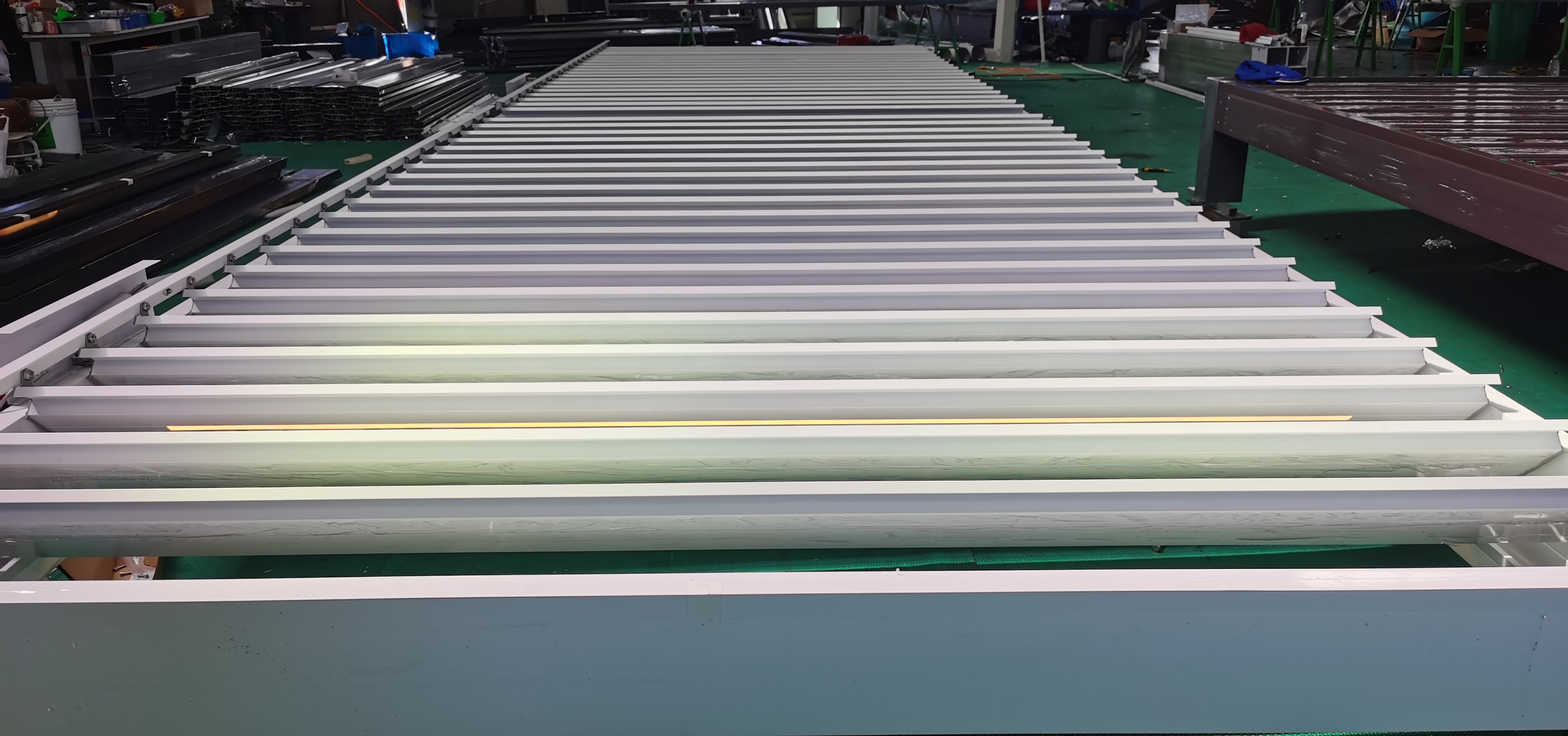 Skræddersyet elektrisk pergola med spjæld af aluminium med succes sendt til Spanien