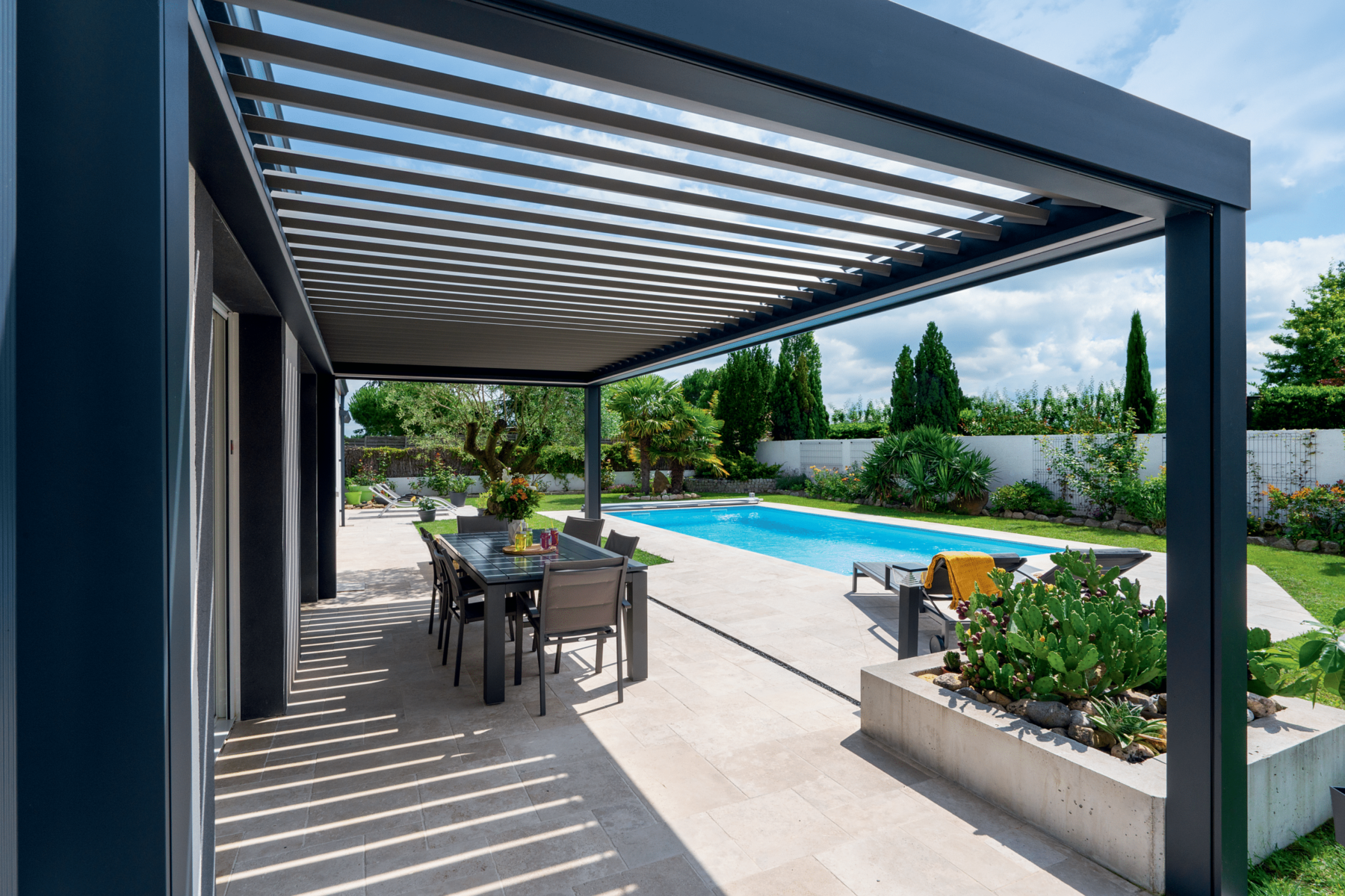 Hvor vandtæt er en pergola med lameller i aluminium under kraftig regn, og hvordan skal dens dræningskapacitet testes?