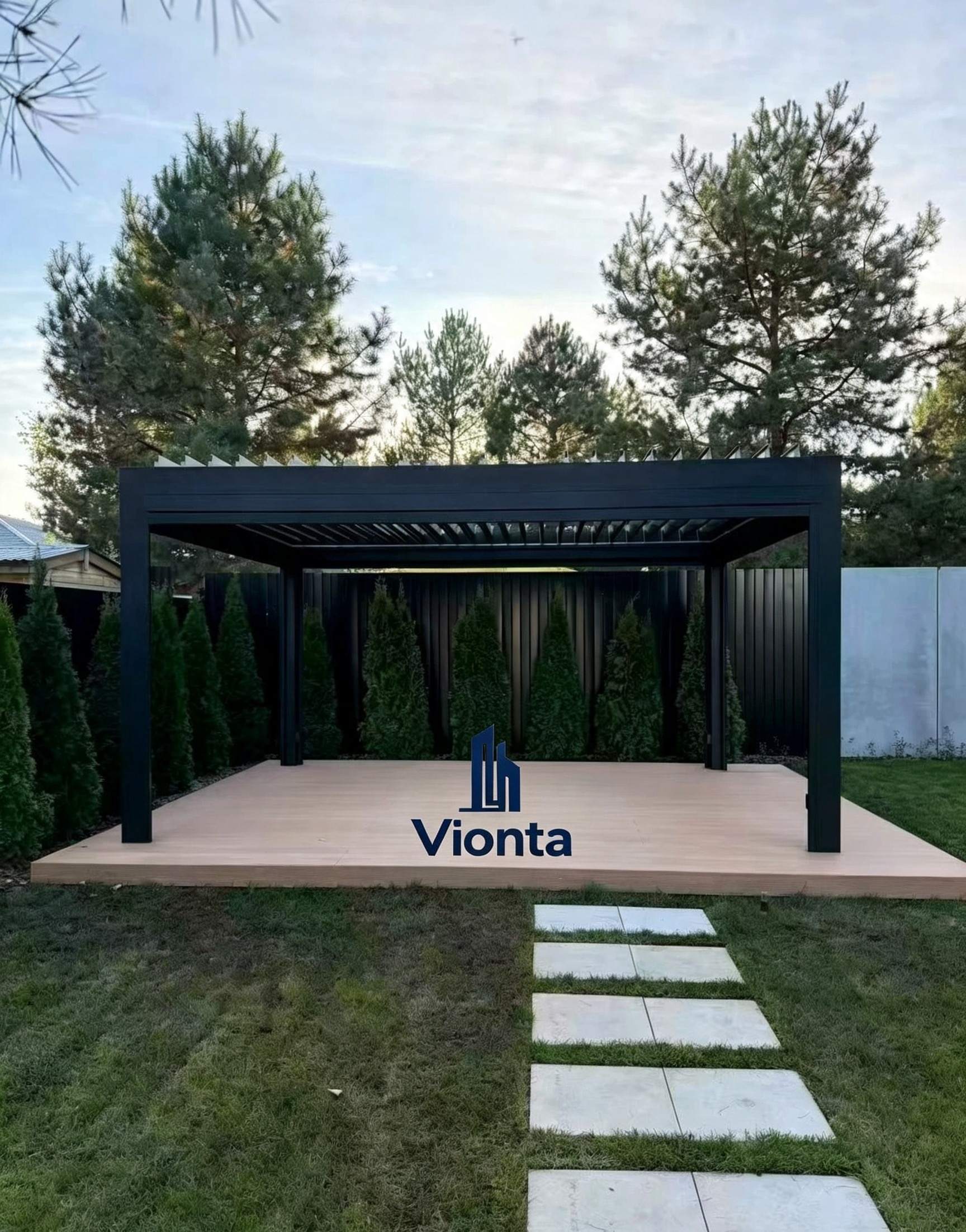 Russisk kunde deler færdig installation af sort aluminium pergola
