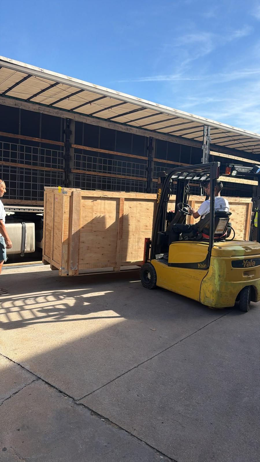 Wooden pallet packaging for aluminum pergola shipment
